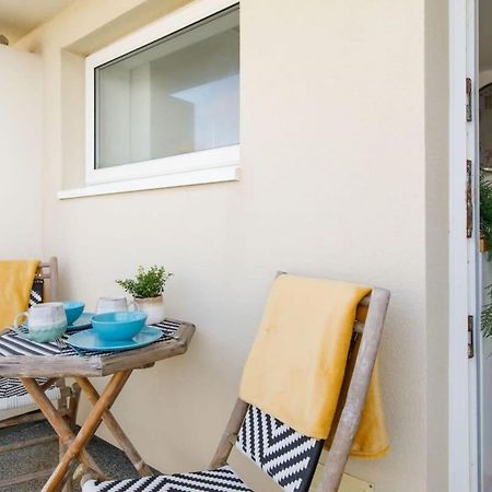 Апартаменты Two Bed Seafront Escape In Ист-Уиттеринг Экстерьер фото