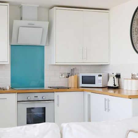 Апартаменты Two Bed Seafront Escape In Ист-Уиттеринг Экстерьер фото