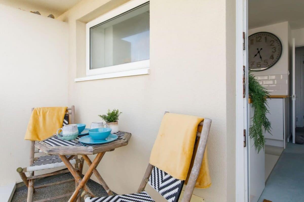 Апартаменты Two Bed Seafront Escape In Ист-Уиттеринг Экстерьер фото