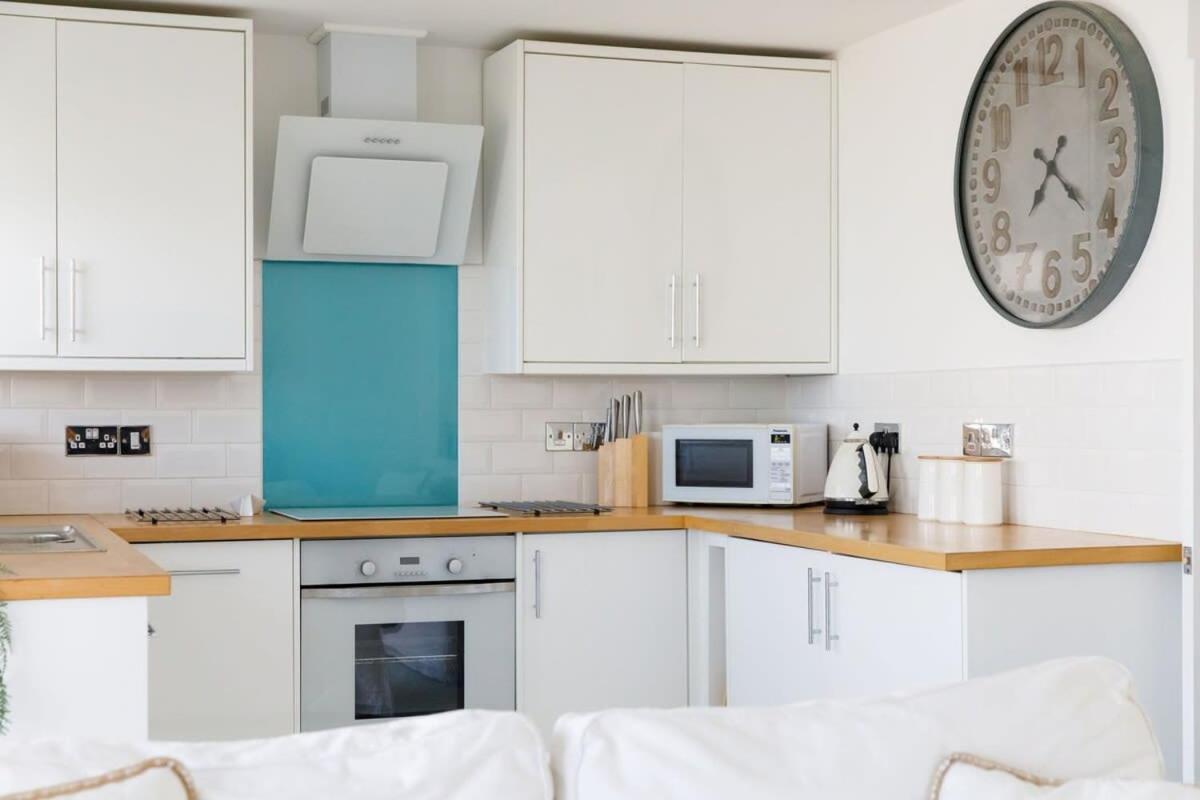 Апартаменты Two Bed Seafront Escape In Ист-Уиттеринг Экстерьер фото