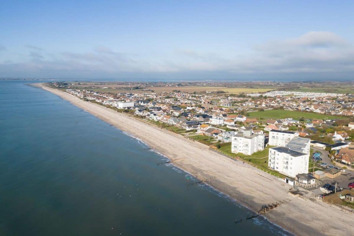 Апартаменты Two Bed Seafront Escape In Ист-Уиттеринг Экстерьер фото