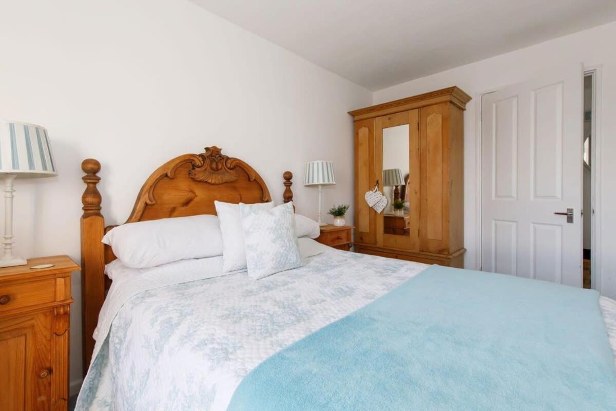 Апартаменты Two Bed Seafront Escape In Ист-Уиттеринг Экстерьер фото