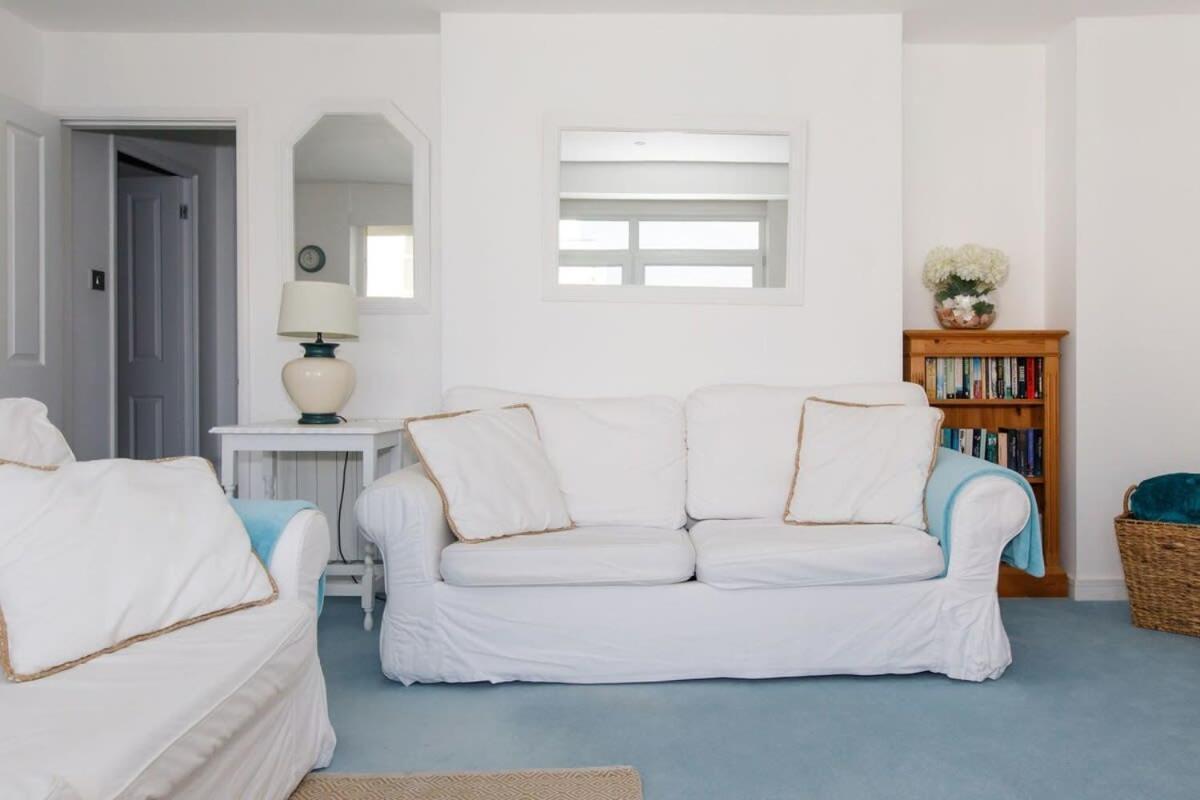 Апартаменты Two Bed Seafront Escape In Ист-Уиттеринг Экстерьер фото