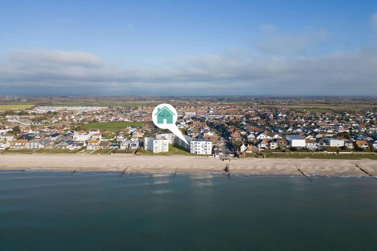 Апартаменты Two Bed Seafront Escape In Ист-Уиттеринг Экстерьер фото